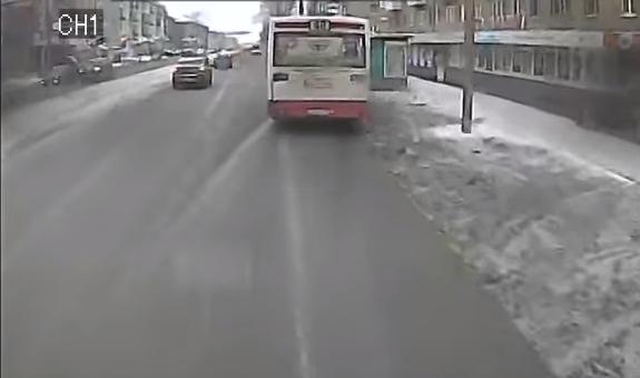 Автобус снес остановку: видео